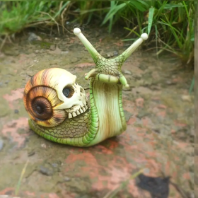 1pc Resin Snail Skull Statue, Snail Garden Animal Sculpture, Halloween Skull And Snail Indoor Outdoor Patio Lawn Courtyard Decoration Home Deor (Model: Green)